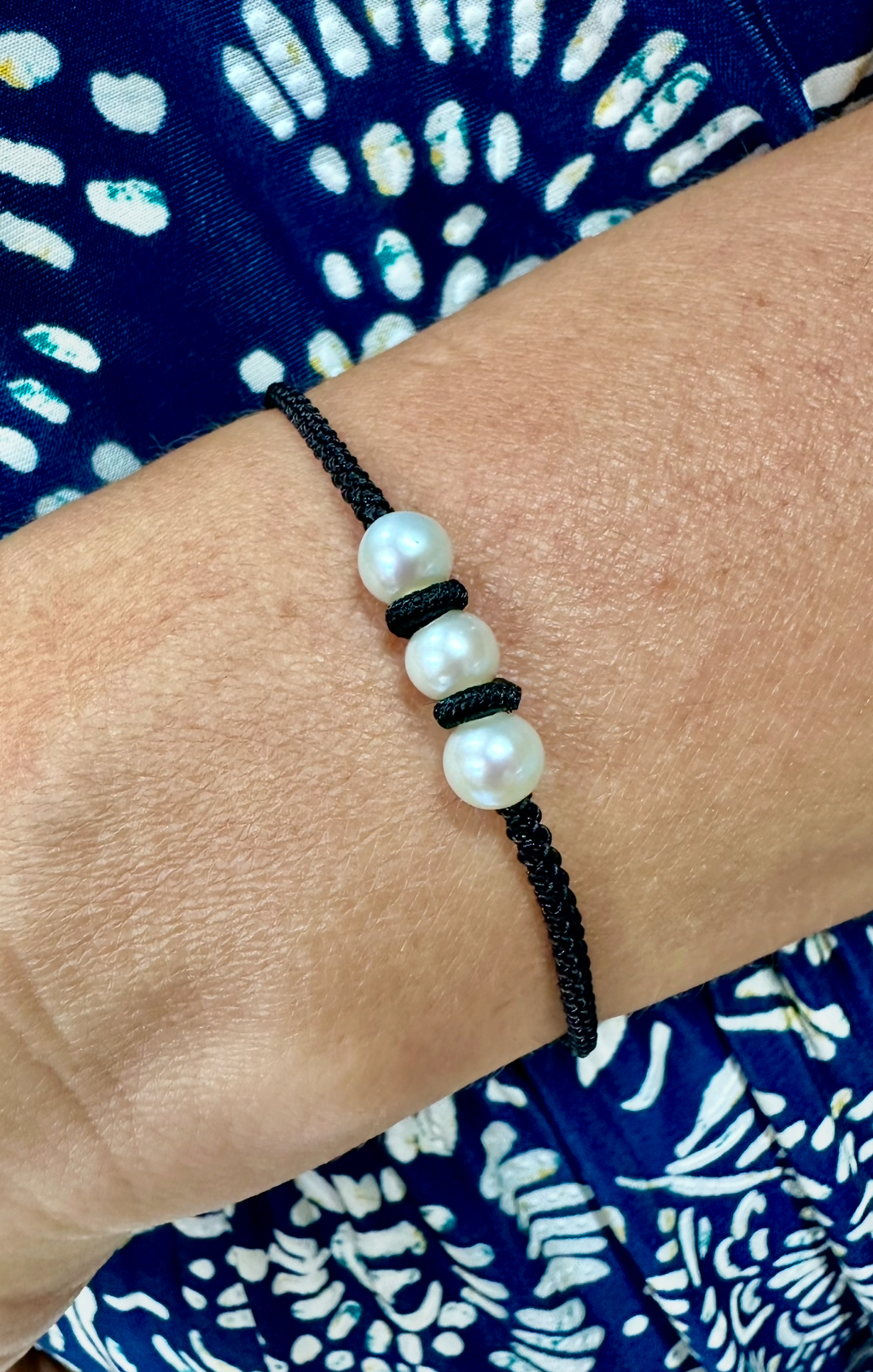 Náramok -  3 perly čierna šnúrka