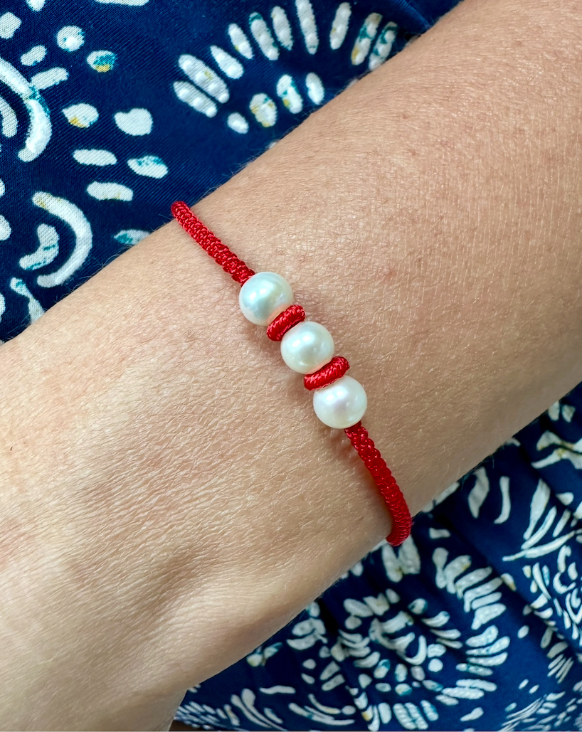 Náramok -  3 perly červená šnúrka