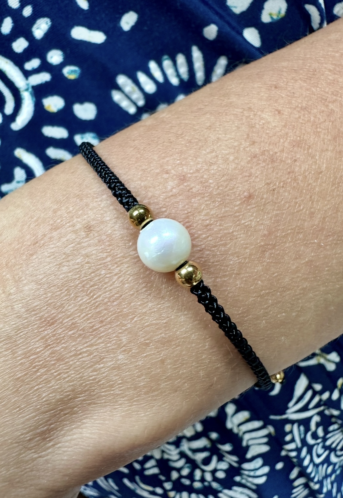 Náramok -  1 perla čierna šnúrka