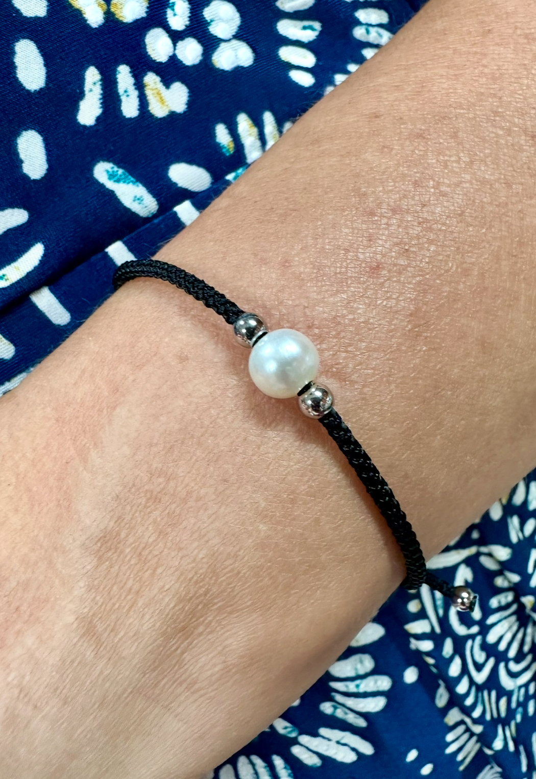 Náramok -  1 perla čierna šnúrka