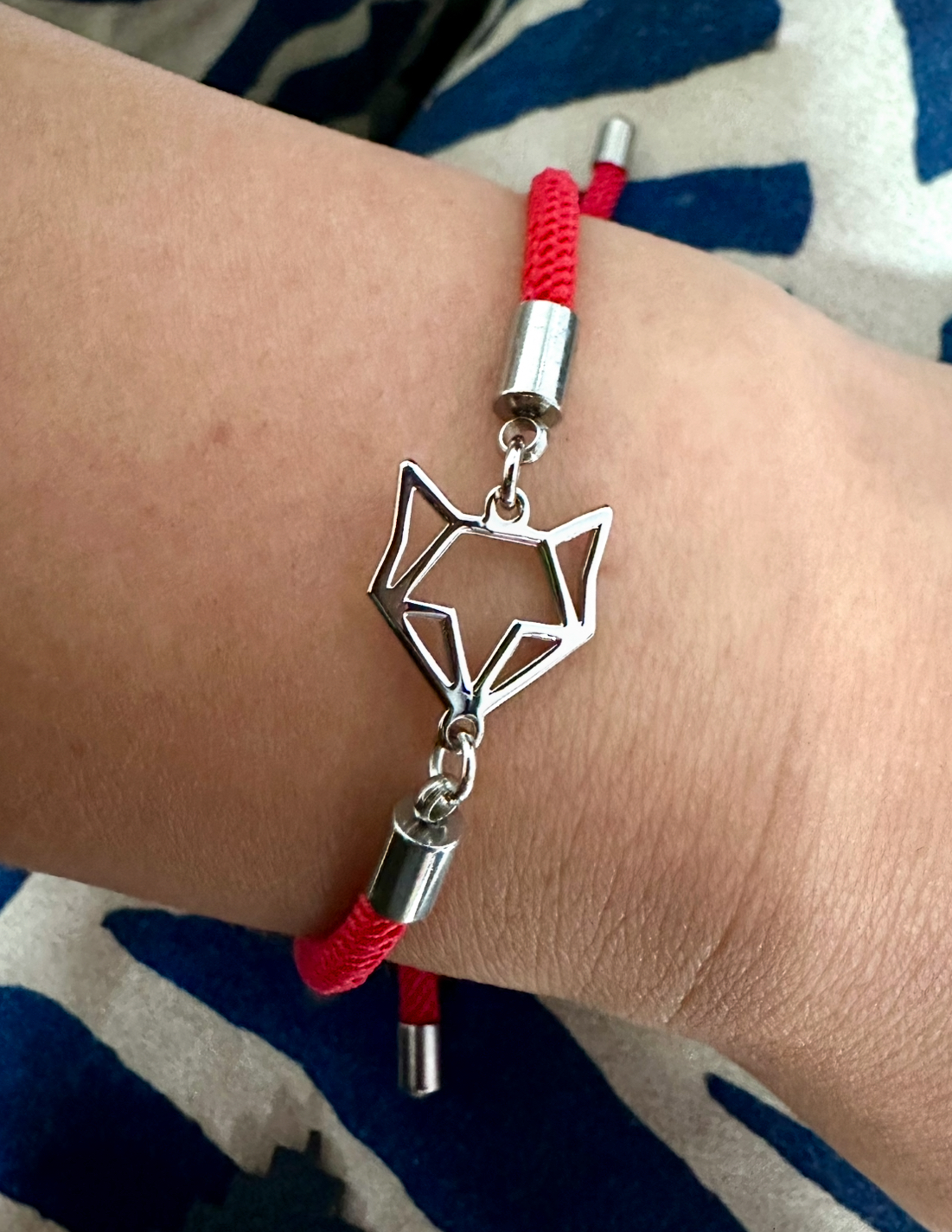 Náramok – líška–  šnúrka červená / čierna