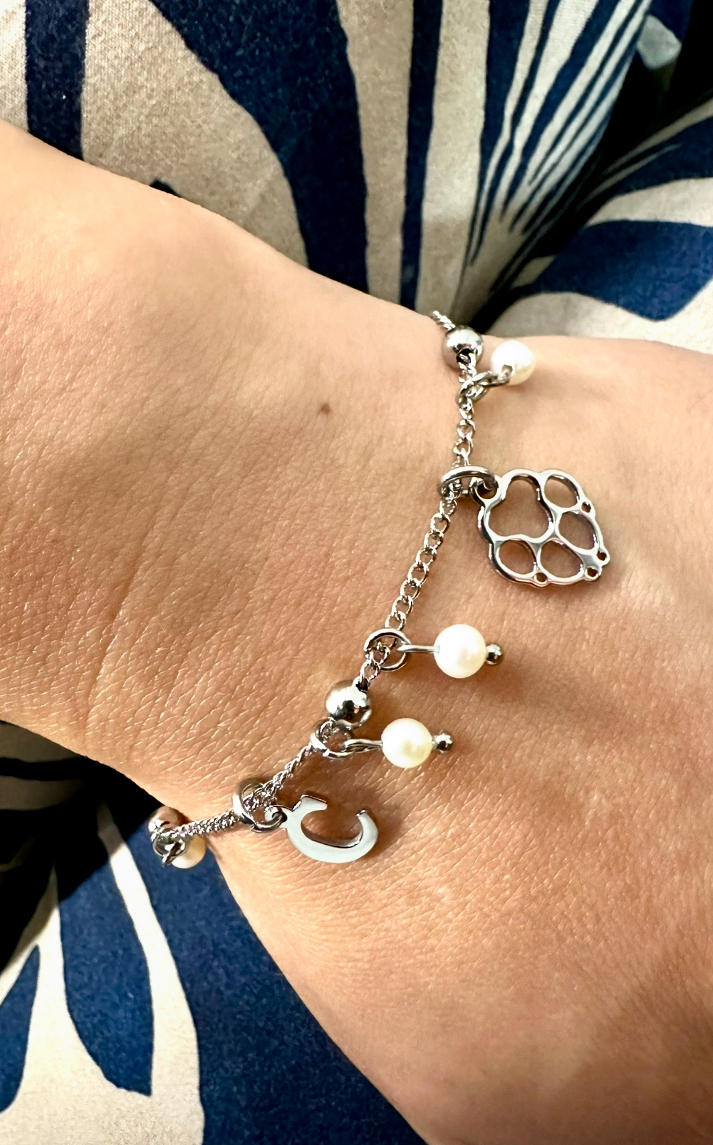 Náramok Abeceda – retiazka + sladkovodné perly - labka pes