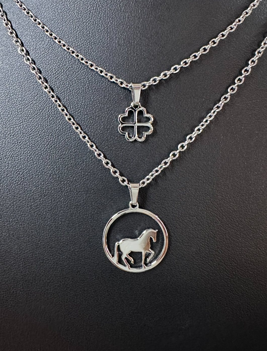 Dvojradový náhrdelník koník so štvorlístkom