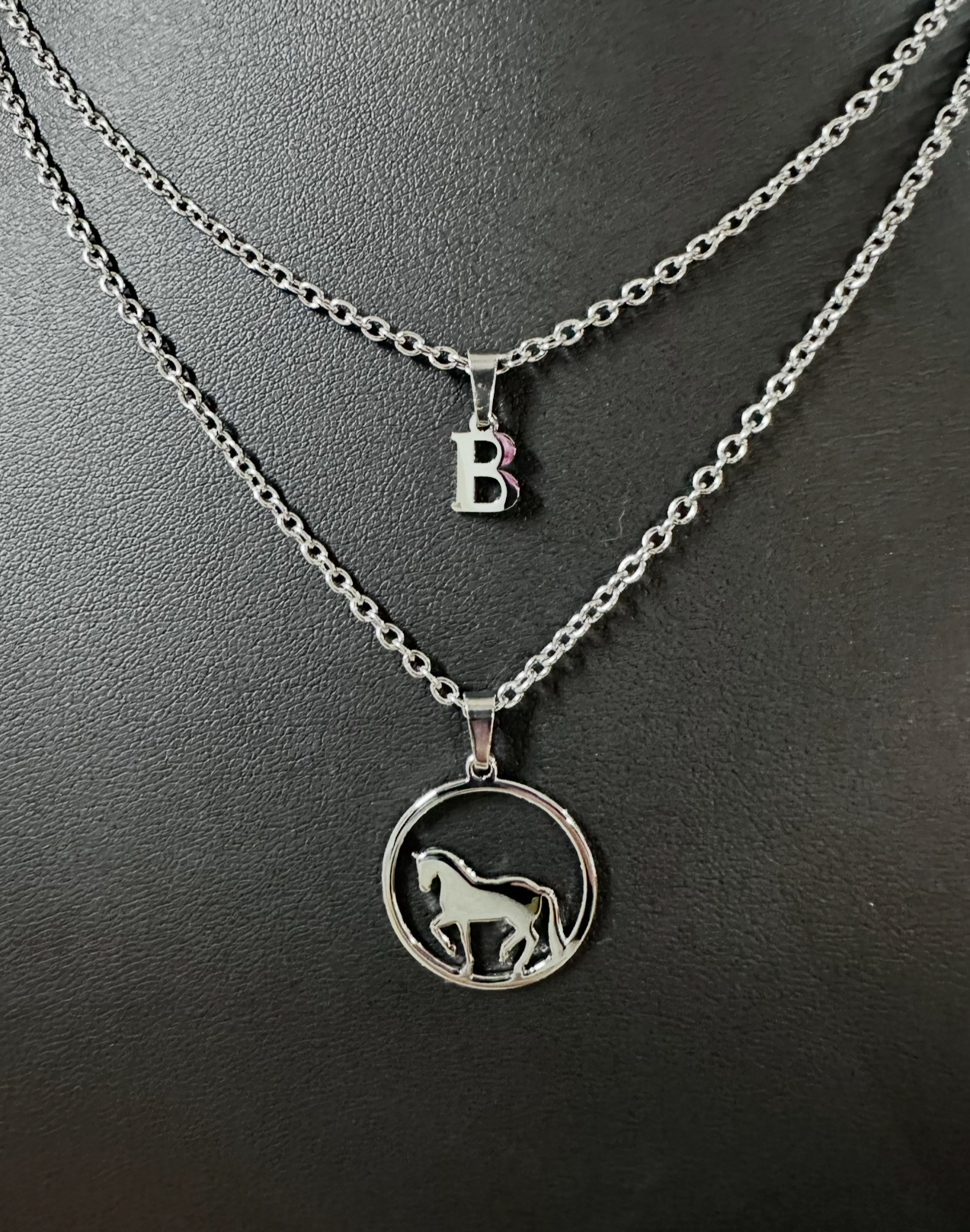 Dvojradový náhrdelník koník s písmenom (rôzne písmená na výber)