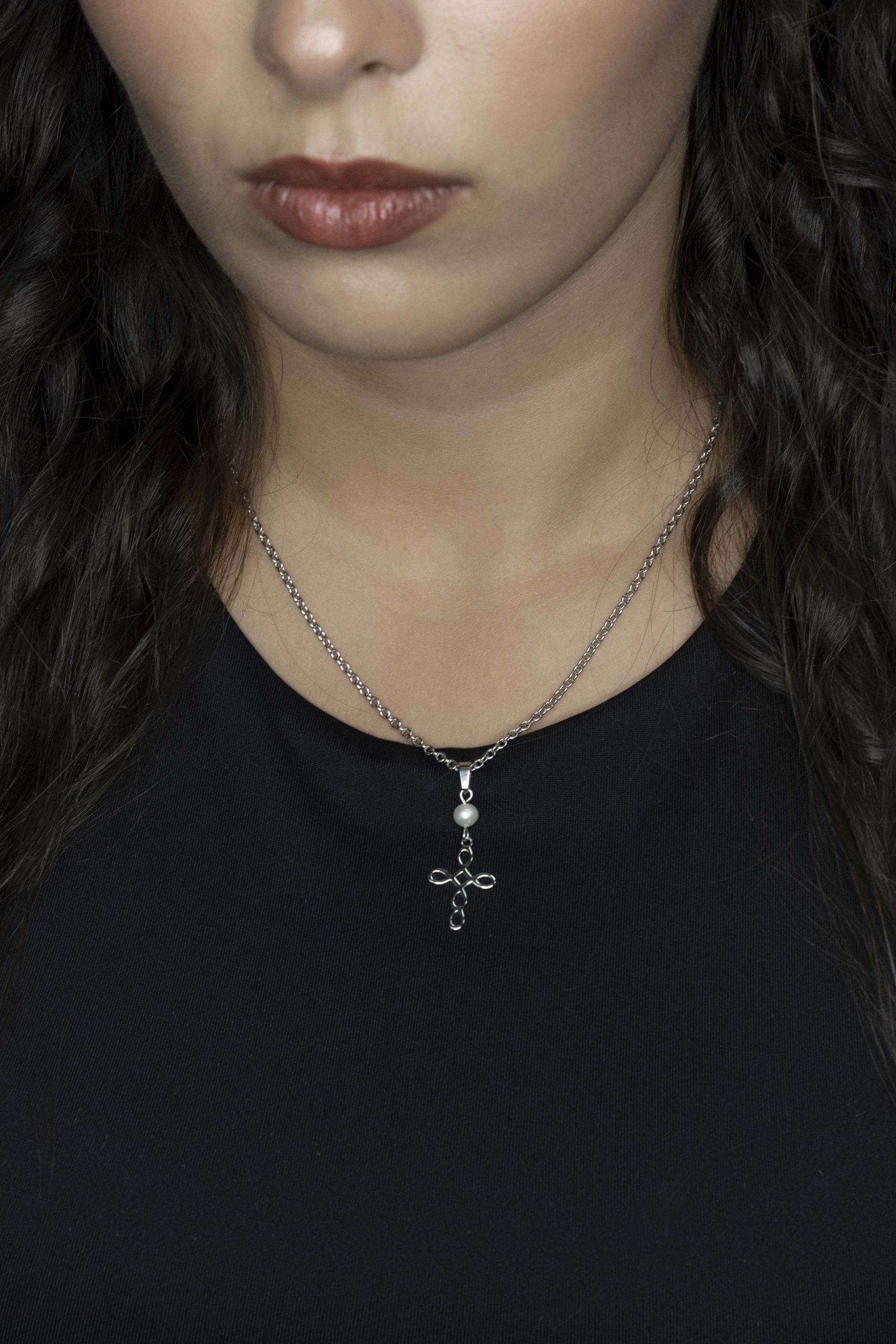 Prívesok drotárstvo – krížik 1 + sladkovodná perla