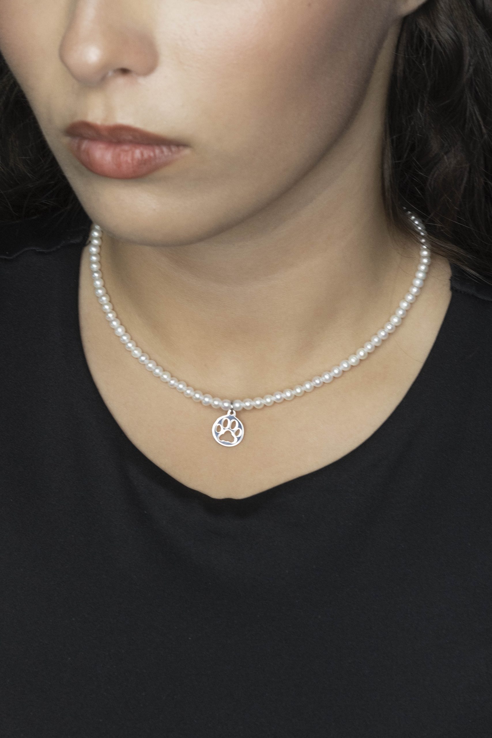Náhrdelník - Labka mačka IZI +biele sladkovodné perly