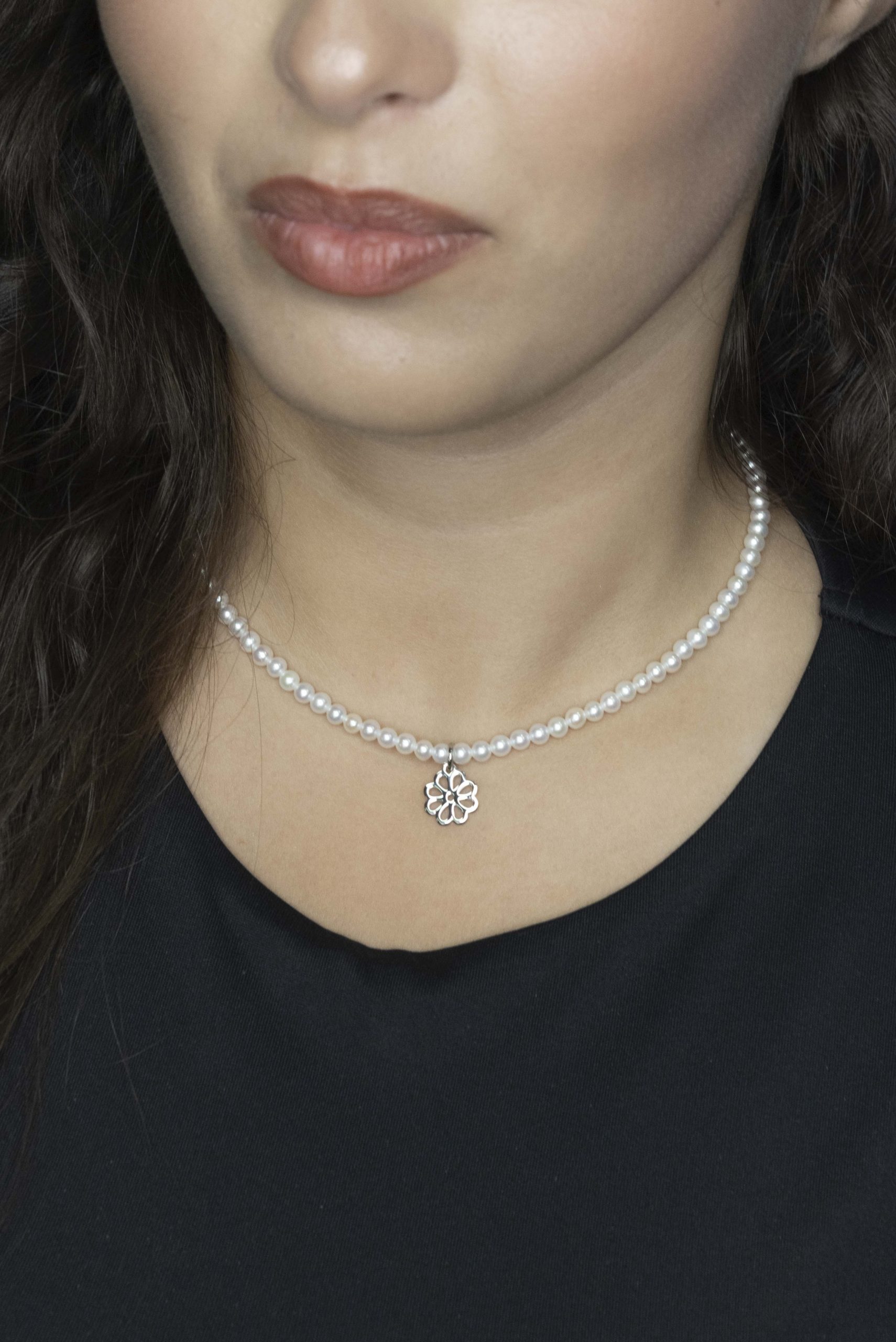 Náhrdelník - Závadka margarétka +biele sladkovodné perly