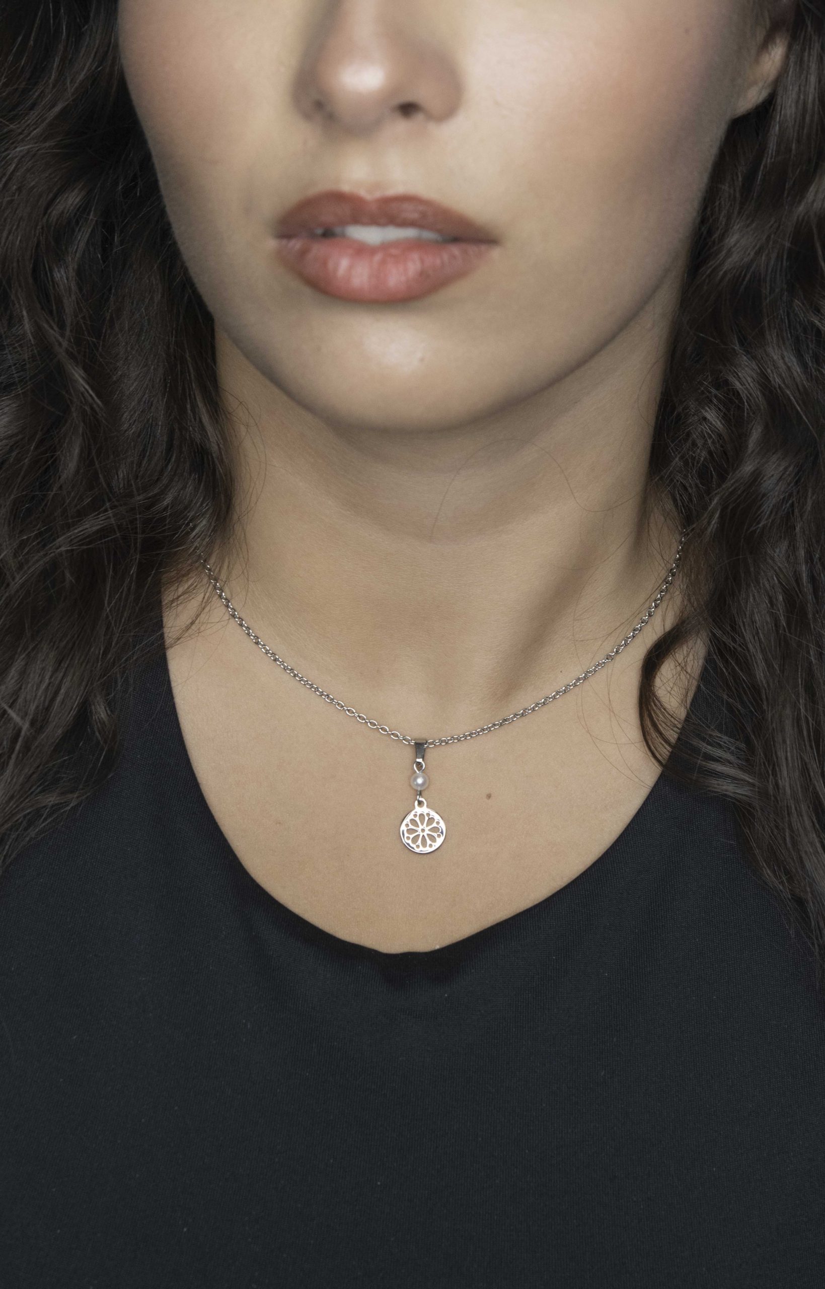 Prívesok čipka – margarétka mini+ sladkovodná perla