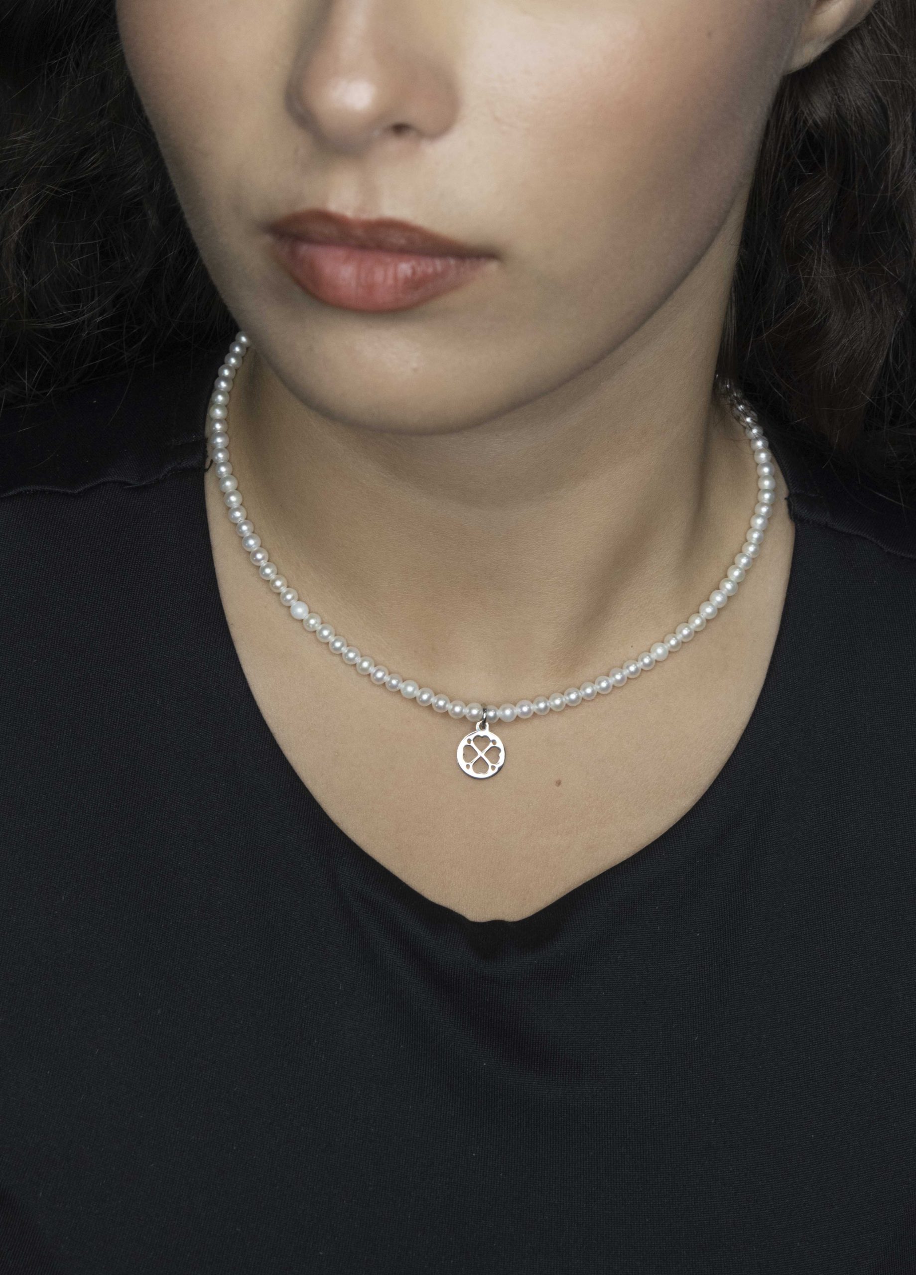 Náhrdelník - čipka štvorlístok MINI +biele sladkovodné perly