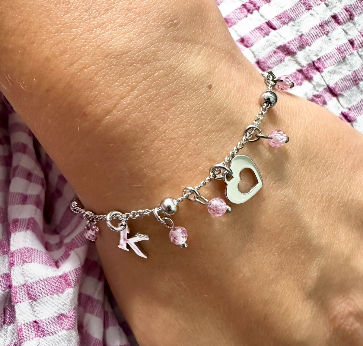 Náramok Abeceda – retiazka + ružový zirkón - srdiečko ornamentika