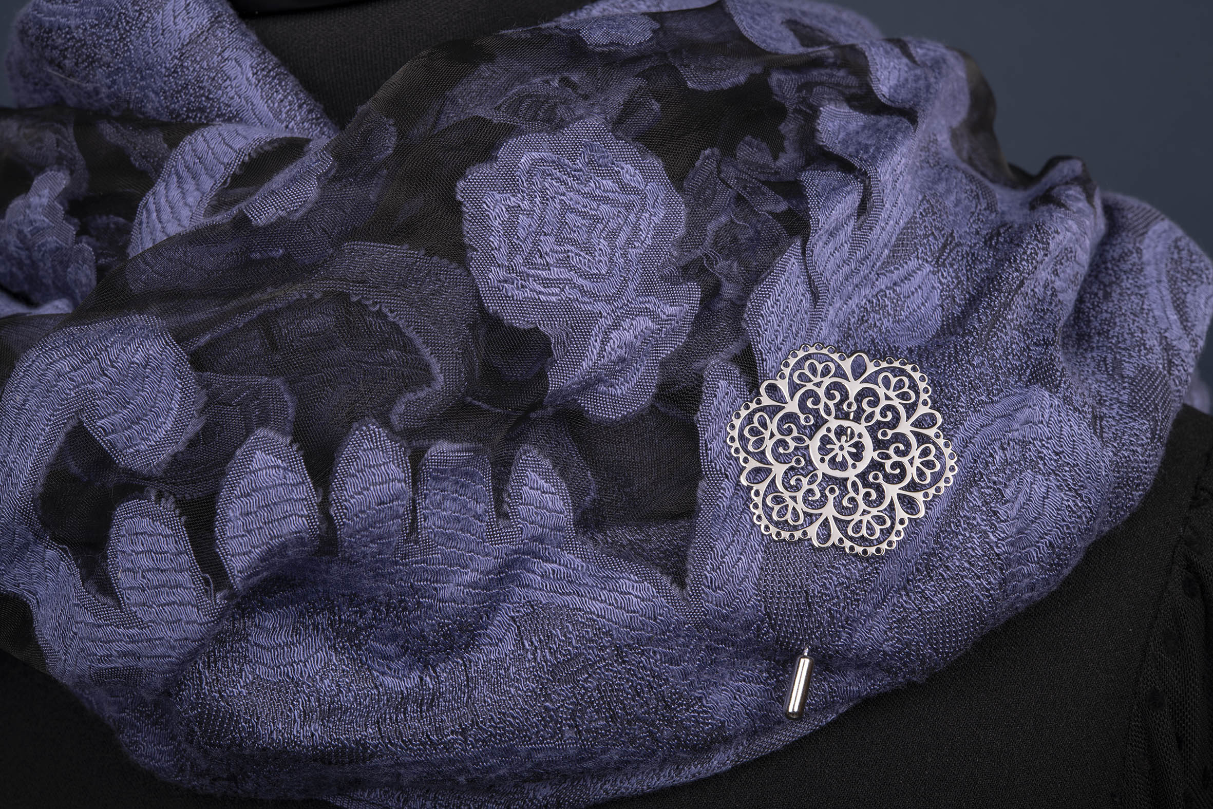 Brošňa ornament čipka nezábudka